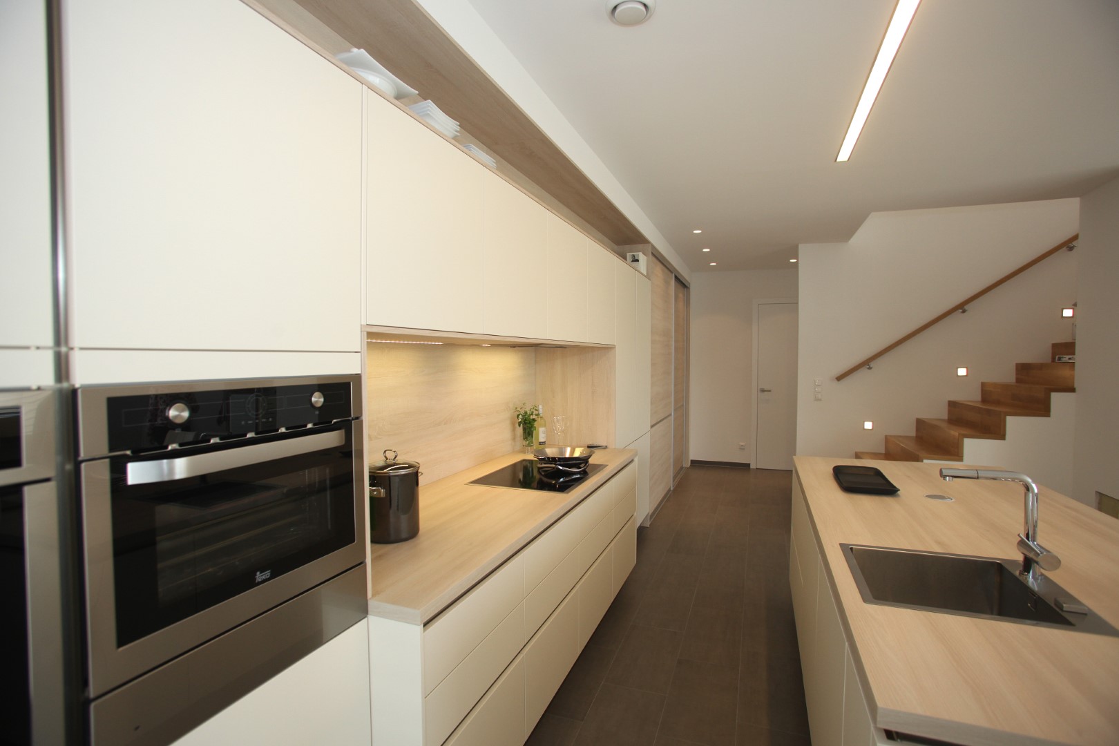modern Innere Design, Küche und hell, geräumig Zimmer mit ein